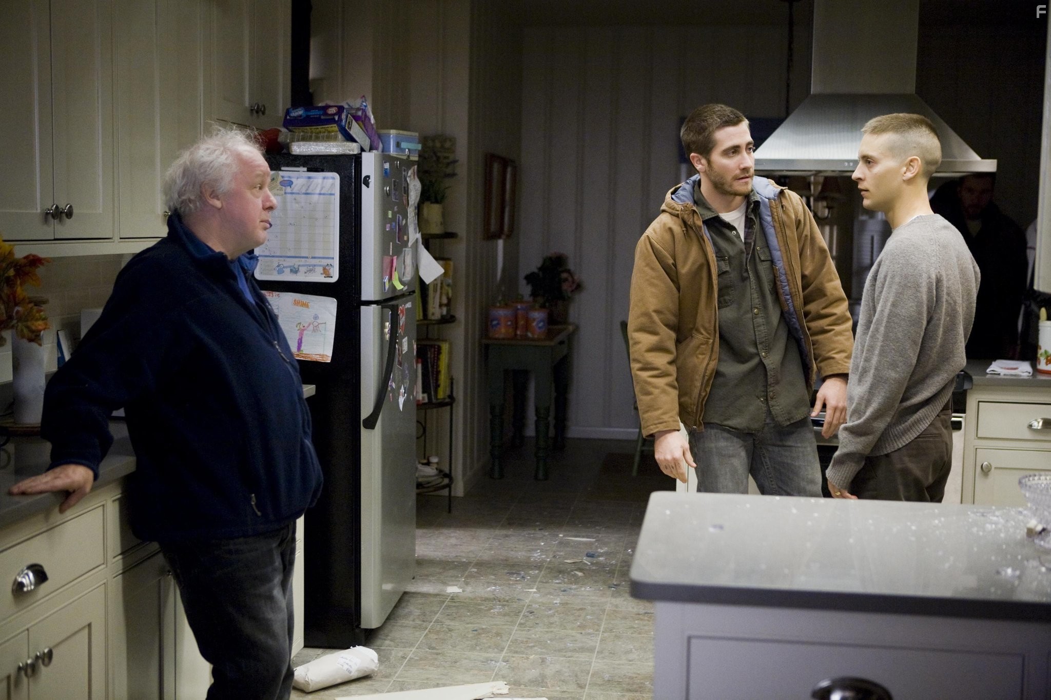 Tobey Maguire, Jim Sheridan, and Jake Gyllenhaal in Братья (2009)
