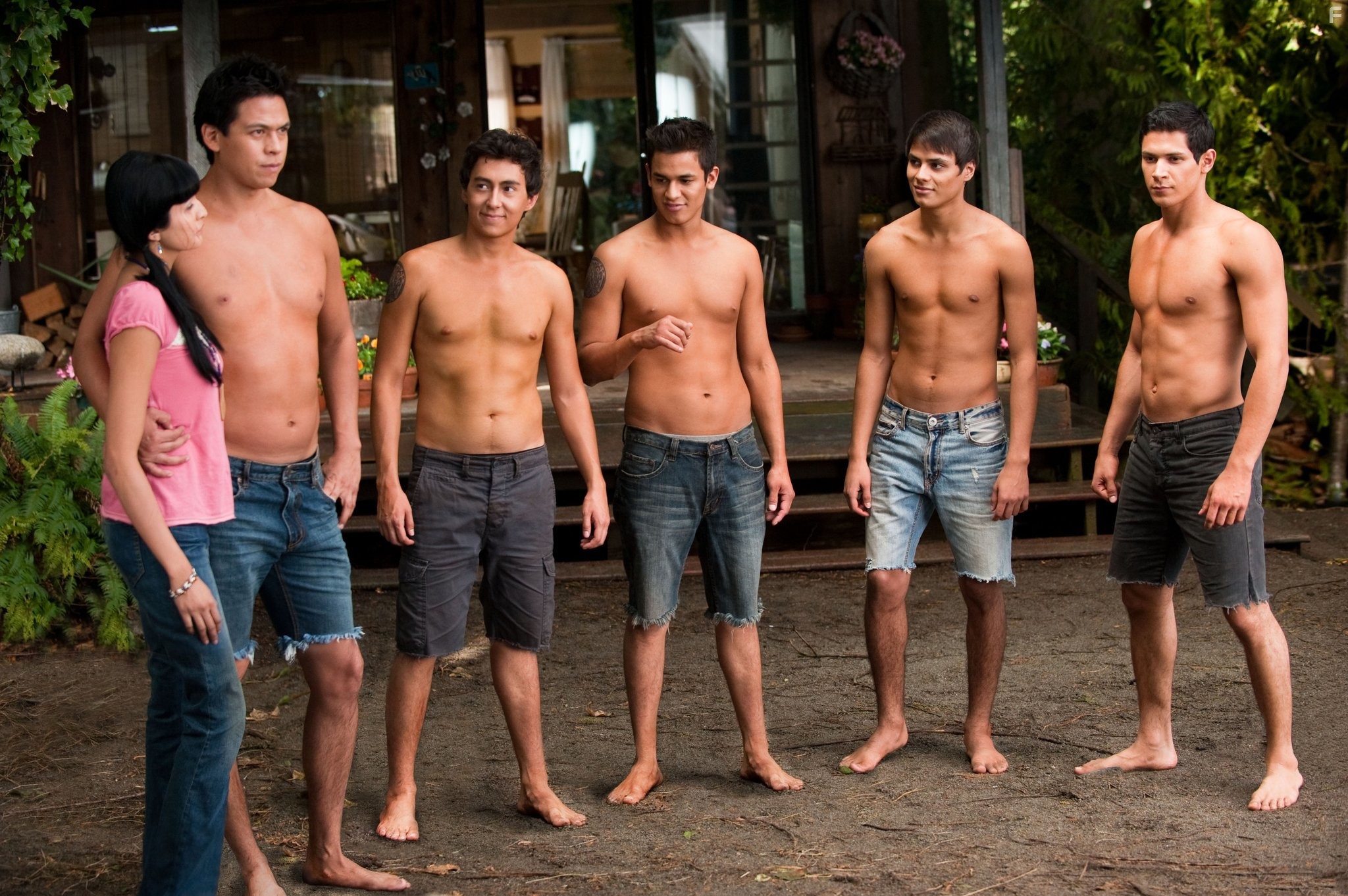 Chaske Spencer, Tinsel Korey, Bronson Pelletier, Alex Meraz, Tyson Houseman, and Kiowa Gordon in Сумерки. Сага. Затмение (2010)