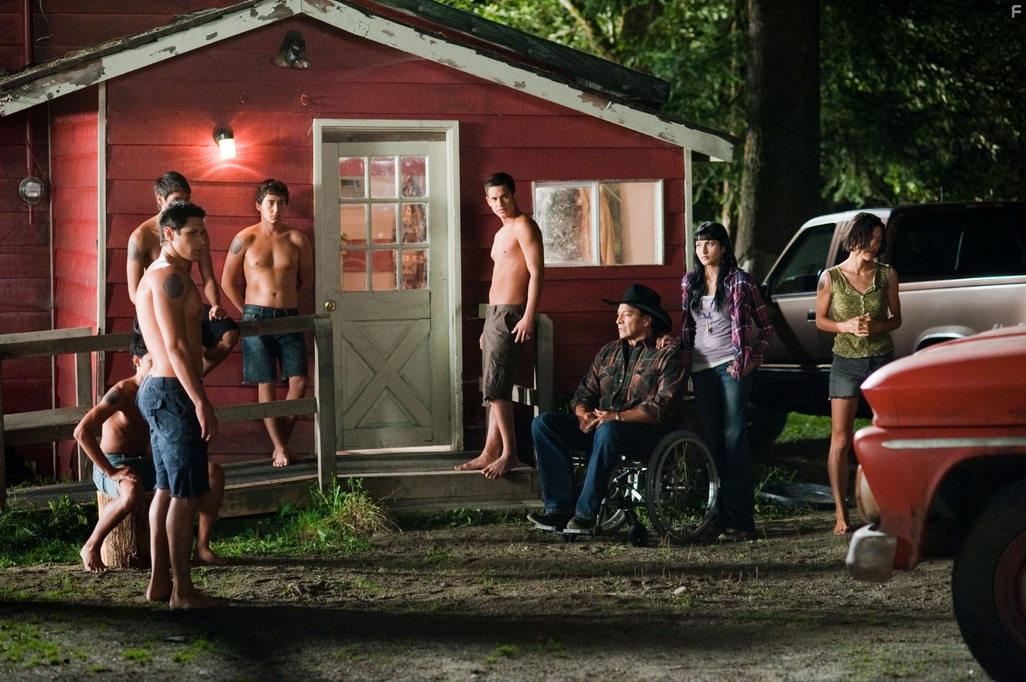 Gil Birmingham, Julia Jones, Tinsel Korey, Booboo Stewart, Bronson Pelletier, Alex Meraz, Tyson Houseman, and Kiowa Gordon in Сумерки. Сага. Затмение (2010)