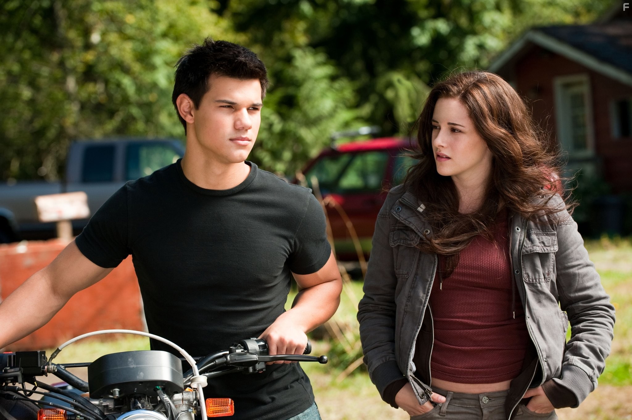 Kristen Stewart and Taylor Lautner in Сумерки. Сага. Затмение (2010)