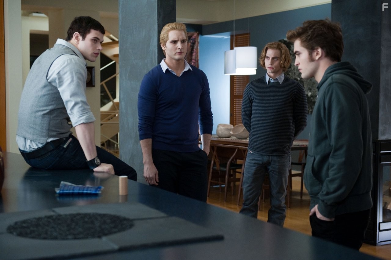 Peter Facinelli, Robert Pattinson, Kellan Lutz, and Jackson Rathbone in Сумерки. Сага. Затмение (2010)