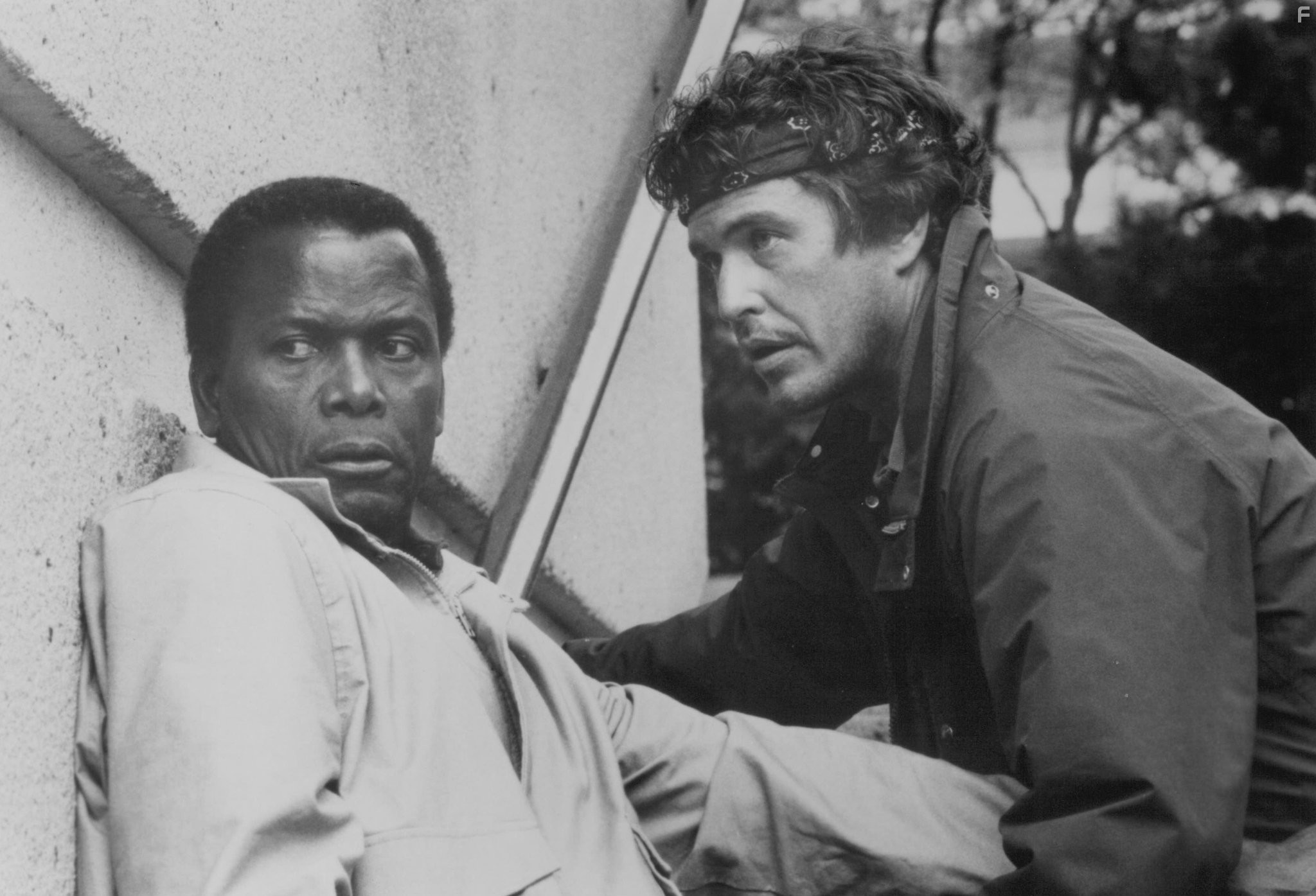 Tom Berenger and Sidney Poitier in Огонь на поражение (1988)