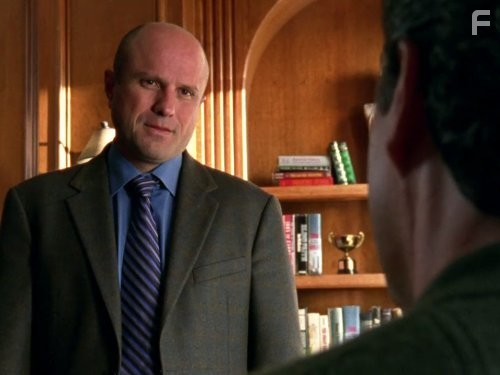 Enrico Colantoni in Вероника Марс (2004)