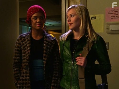 Kristen Bell and Tessa Thompson in Вероника Марс (2004)