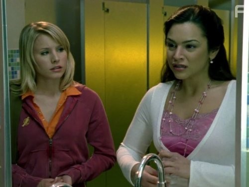 Kristen Bell and Natalia Baron in Вероника Марс (2004)