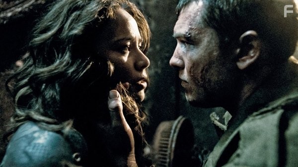 Sam Worthington and Moon Bloodgood in Терминатор: Да придёт спаситель (2009)