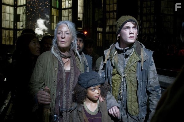 Jane Alexander, Anton Yelchin, and Jadagrace in Терминатор: Да придёт спаситель (2009)