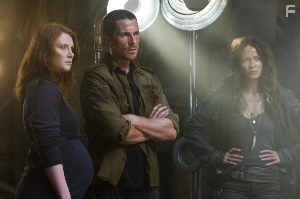 Christian Bale, Bryce Dallas Howard, and Moon Bloodgood in Терминатор: Да придёт спаситель (2009)