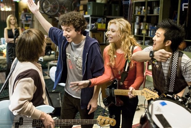 Lisa Kudrow, Gaelan Connell, Aly Michalka, and Tim Jo in Бэндслэм (2009)