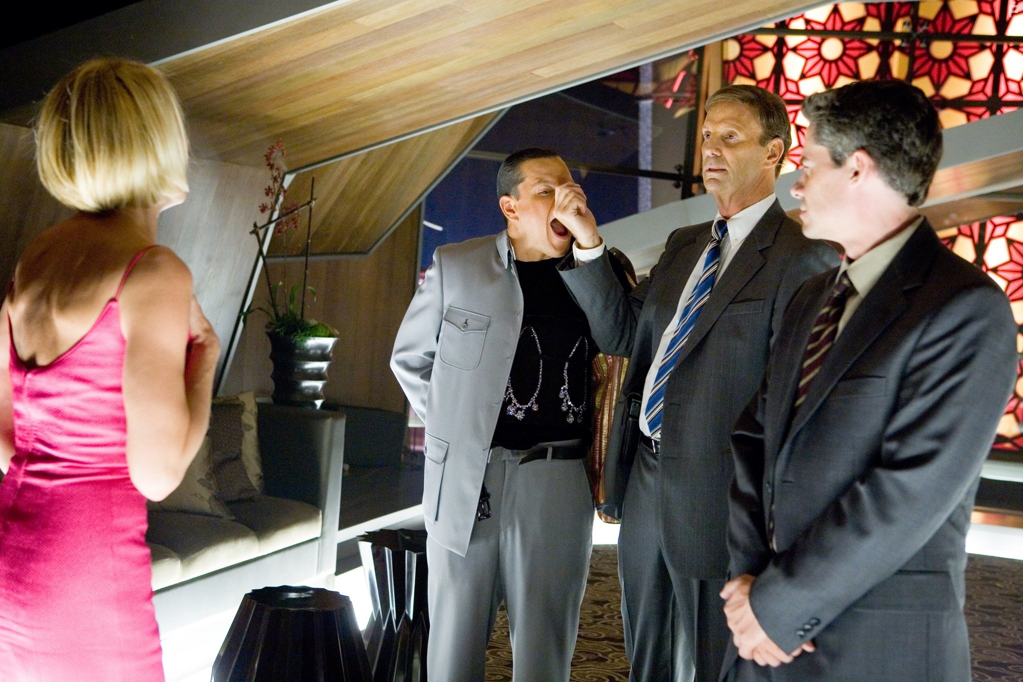 Ellen Barkin, Matt Damon, Tim Conlon, and Bob Einstein in Тринадцать друзей Оушена (2007)