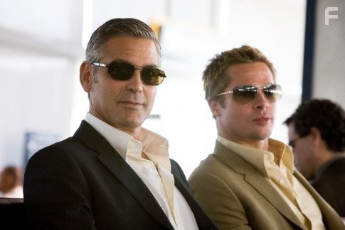 Brad Pitt and George Clooney in Тринадцать друзей Оушена (2007)
