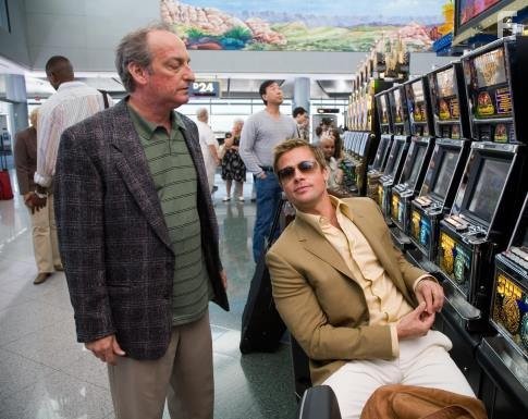 Brad Pitt and David Paymer in Тринадцать друзей Оушена (2007)
