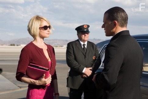 Ellen Barkin and Matt Damon in Тринадцать друзей Оушена (2007)