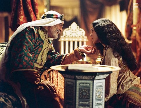 Omar Sharif and Zuleikha Robinson in Идальго: Погоня в пустыне (2004)