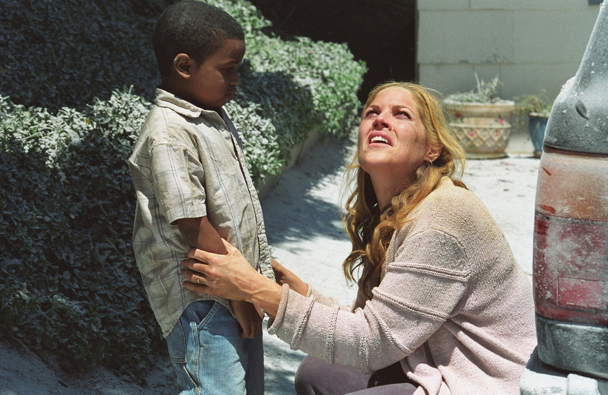 Mary McCormack and Scotty Noyd Jr. in У твоего порога (2006)