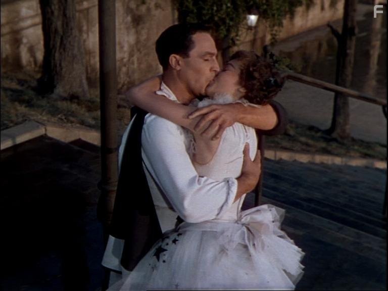 Gene Kelly and Leslie Caron in Американец в Париже (1951)