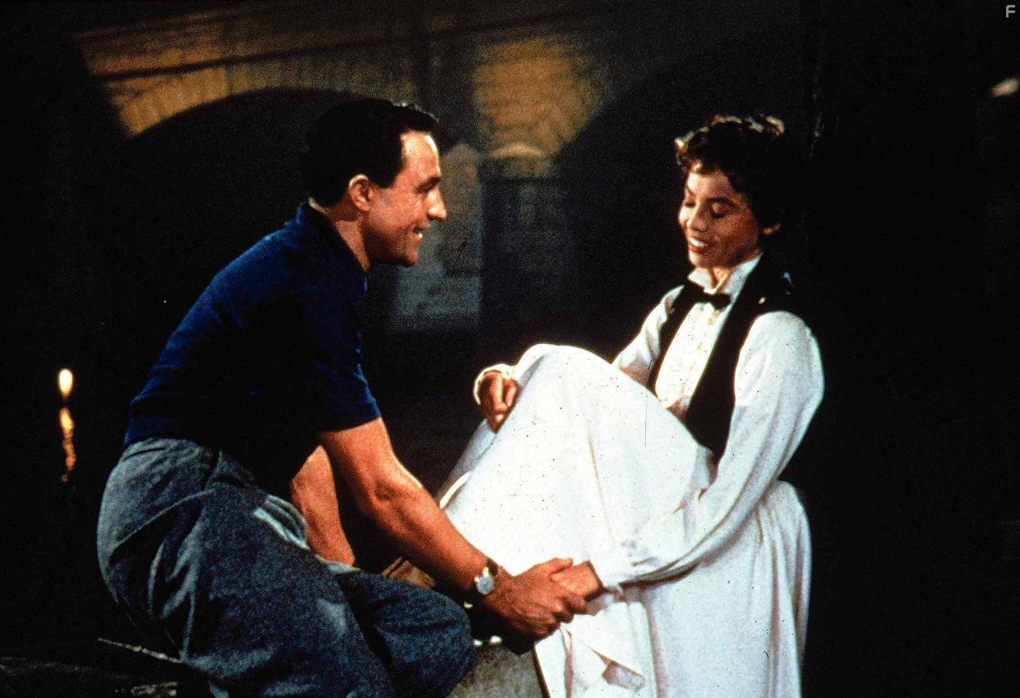 Gene Kelly and Leslie Caron in Американец в Париже (1951)