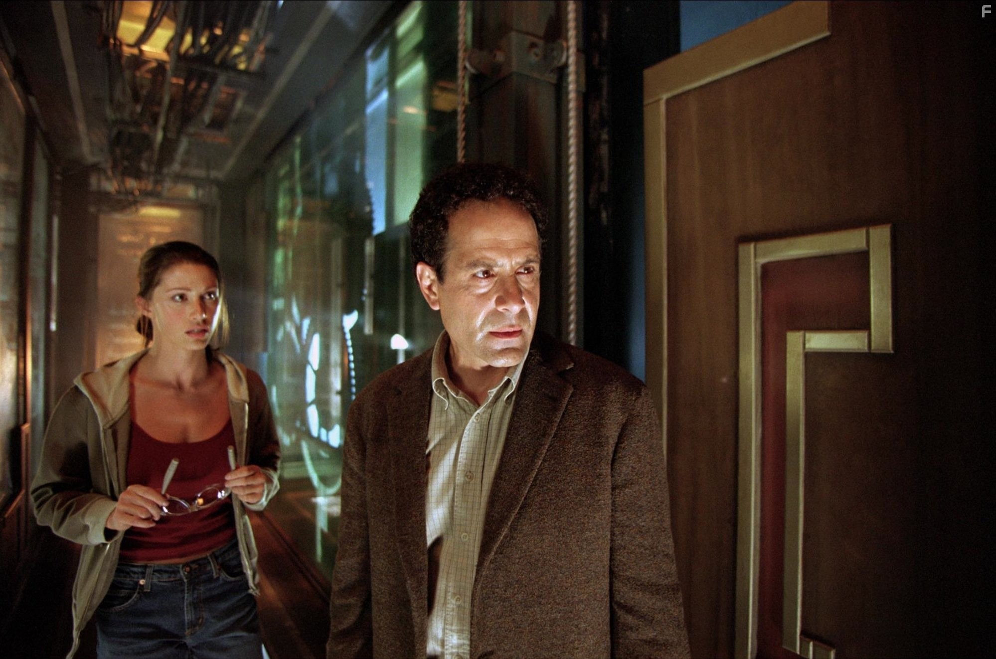 Tony Shalhoub and Shannon Elizabeth in Тринадцать привидений (2001)