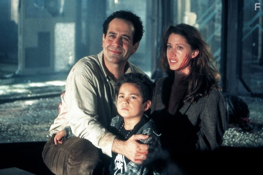 Tony Shalhoub, Shannon Elizabeth, and Alec Roberts in Тринадцать привидений (2001)