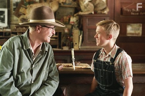 Michael Caine and Haley Joel Osment in Подержанные львы (2003)