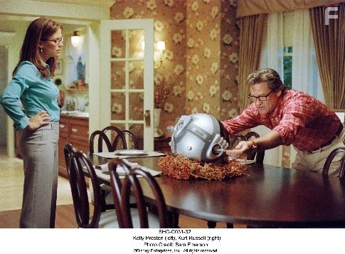 Kelly Preston and Kurt Russell in Высший пилотаж (2005)