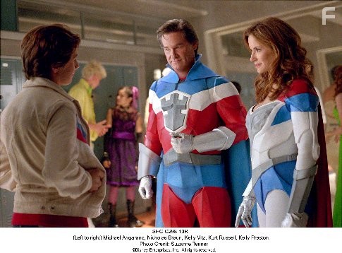 Kelly Preston and Kurt Russell in Высший пилотаж (2005)