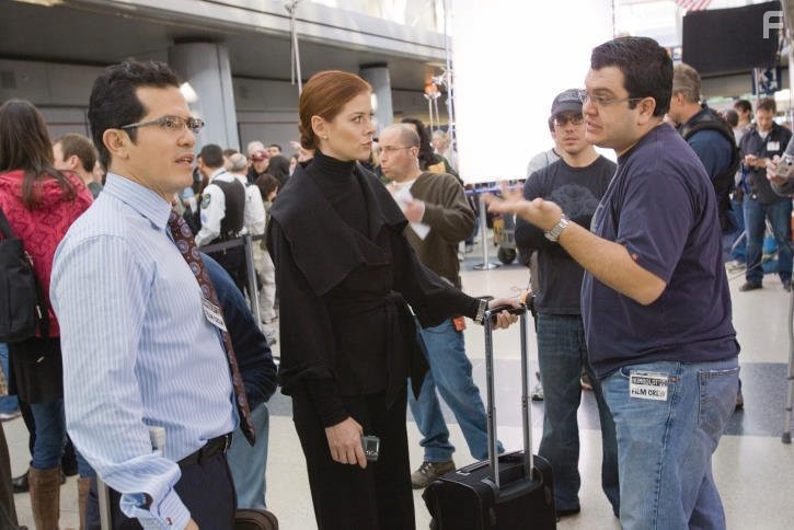 John Leguizamo, Debra Messing, and Alfredo Rodriguez de Villa in С праздниками ничто не сравнится (2008)