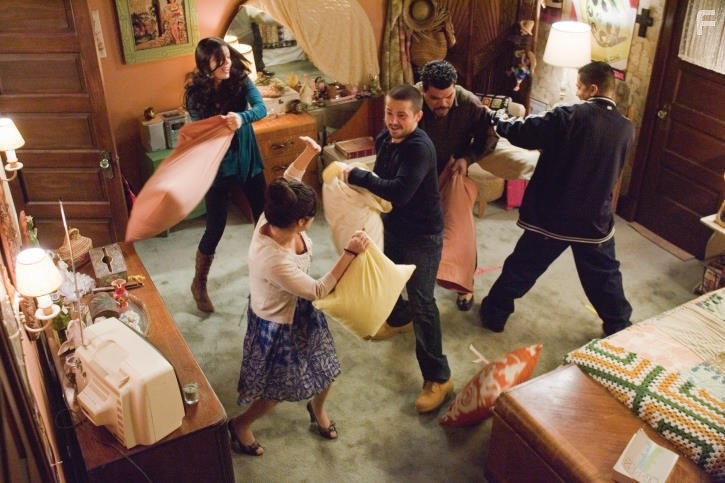 Freddy Rodr?guez, Melonie Diaz, and Vanessa Ferlito in С праздниками ничто не сравнится (2008)