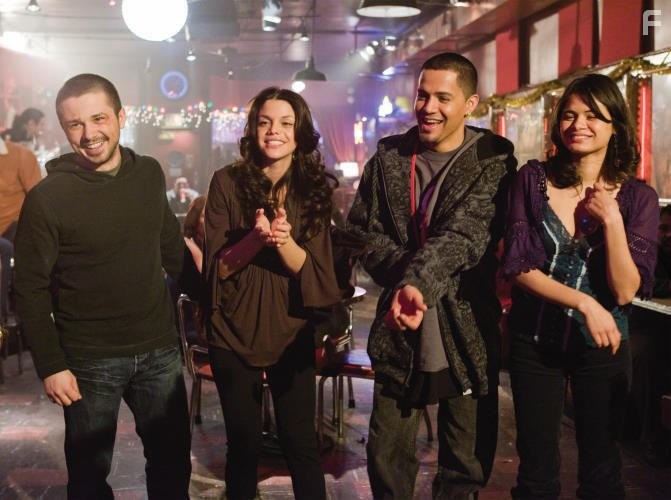 Freddy Rodr?guez, Melonie Diaz, Jay Hernandez, and Vanessa Ferlito in С праздниками ничто не сравнится (2008)