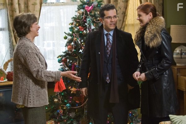 John Leguizamo, Elizabeth Pe?a, and Debra Messing in С праздниками ничто не сравнится (2008)