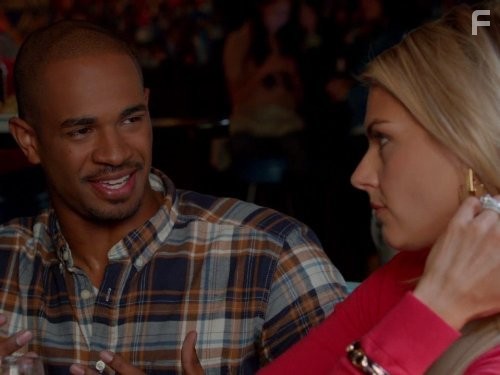 Damon Wayans Jr. and Eliza Coupe in Счастливый конец (2011)