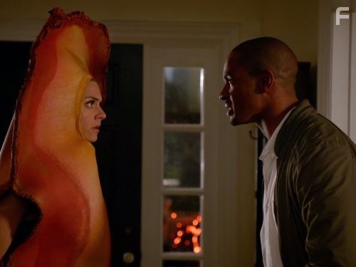 Damon Wayans Jr. and Eliza Coupe in Счастливый конец (2011)