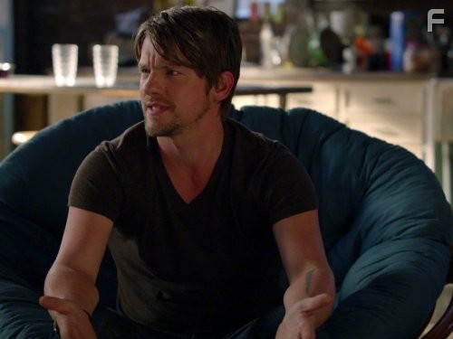 Zachary Knighton in Счастливый конец (2011)