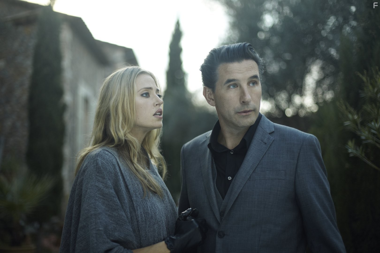William Baldwin and Estella Warren in Незнакомец внутри (2013)