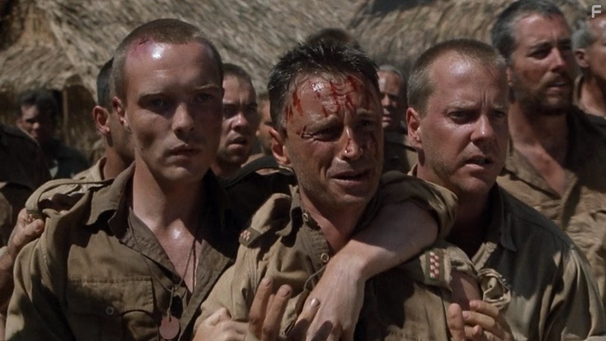 Kiefer Sutherland, Robert Carlyle, and Ciar?n McMenamin in Последняя война (2001)