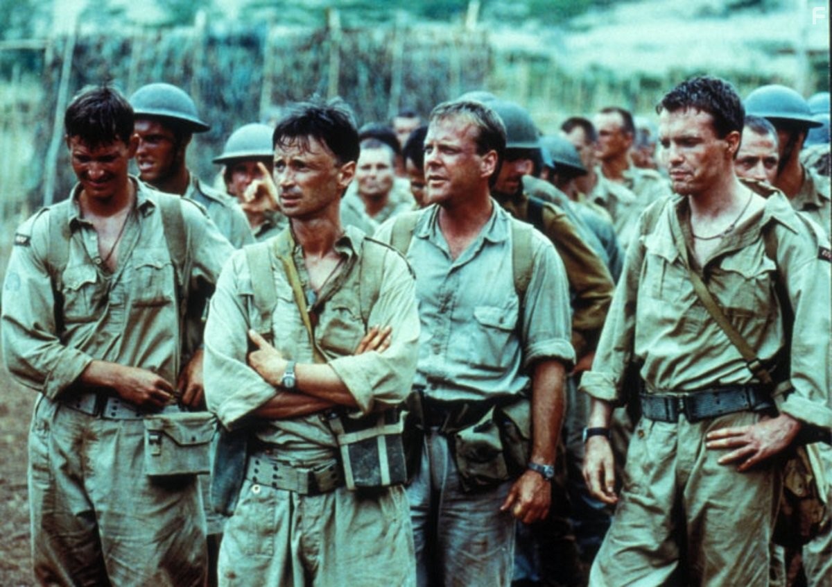 Kiefer Sutherland, Robert Carlyle, and Ciar?n McMenamin in Последняя война (2001)