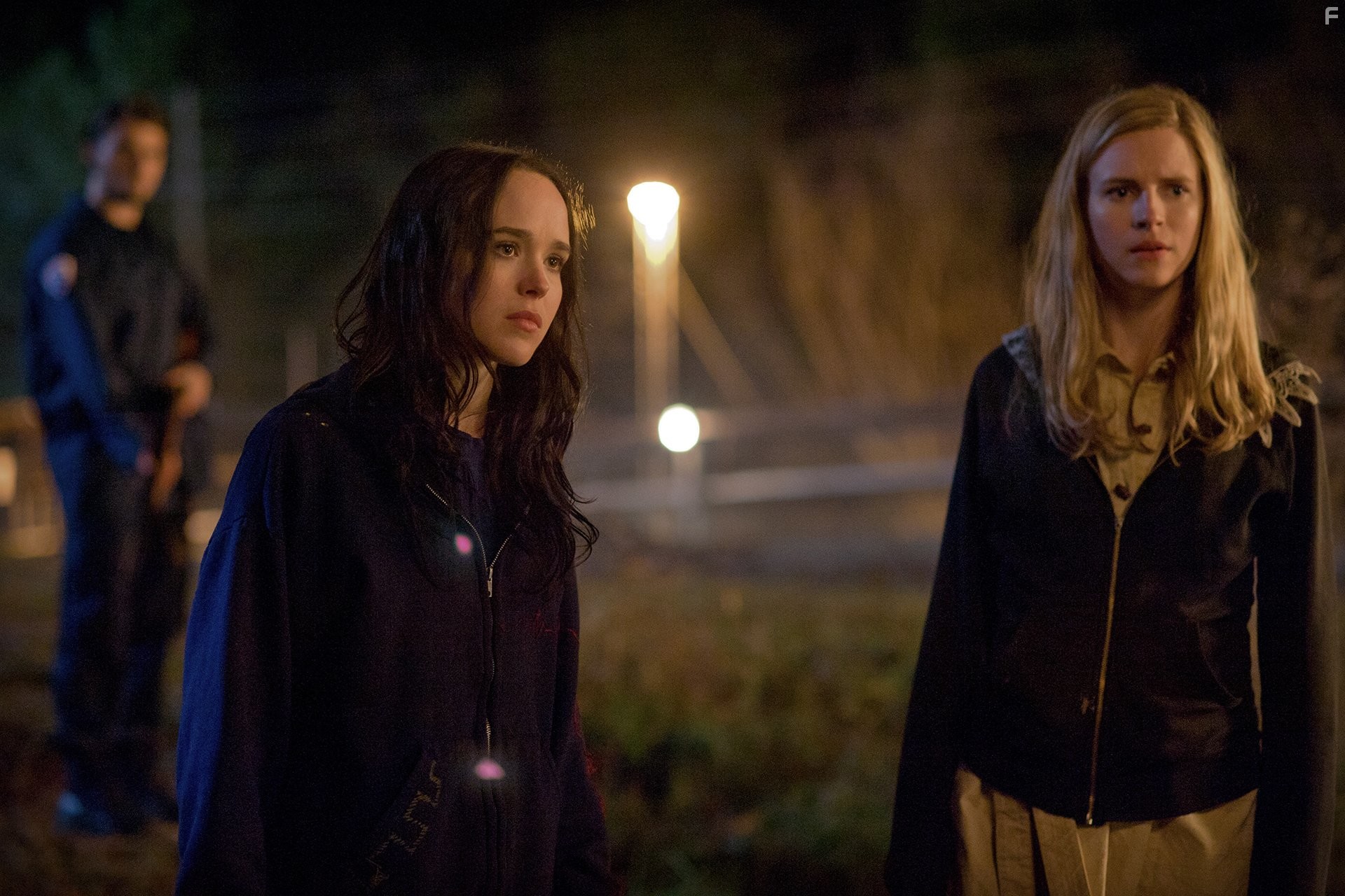 Ellen Page and Brit Marling in Группировка 'Восток' (2013)