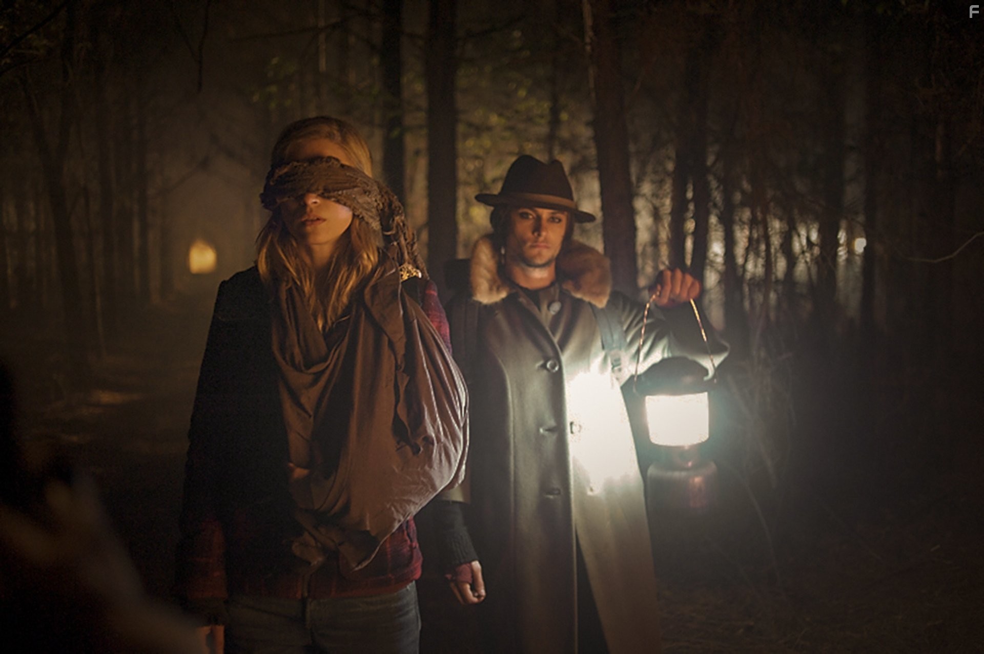 Brit Marling and Shiloh Fernandez in Группировка 'Восток' (2013)