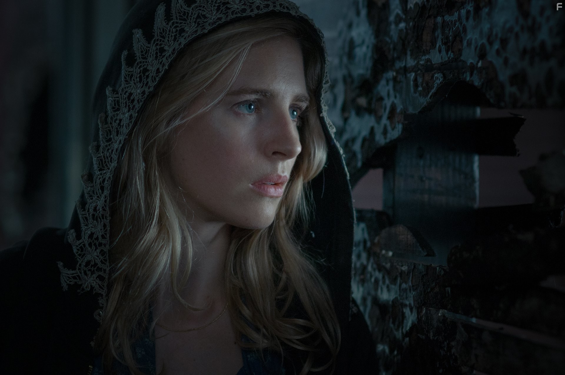 Brit Marling in Группировка 'Восток' (2013)