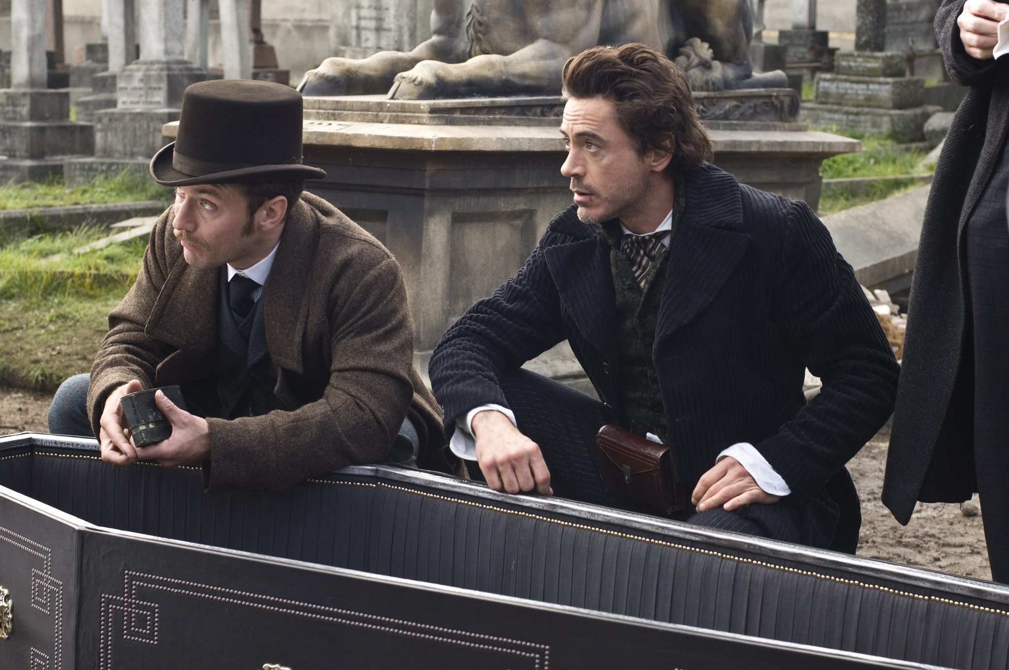 Jude Law and Robert Downey Jr. in Шерлок Холмс (2009)