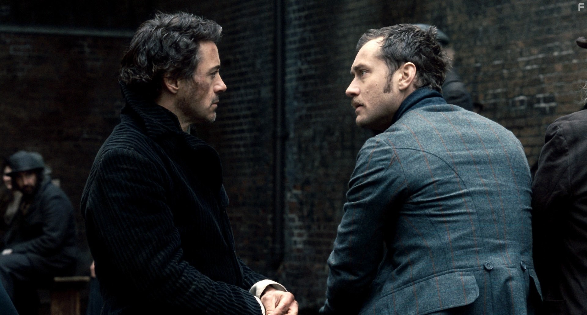Jude Law and Robert Downey Jr. in Шерлок Холмс (2009)
