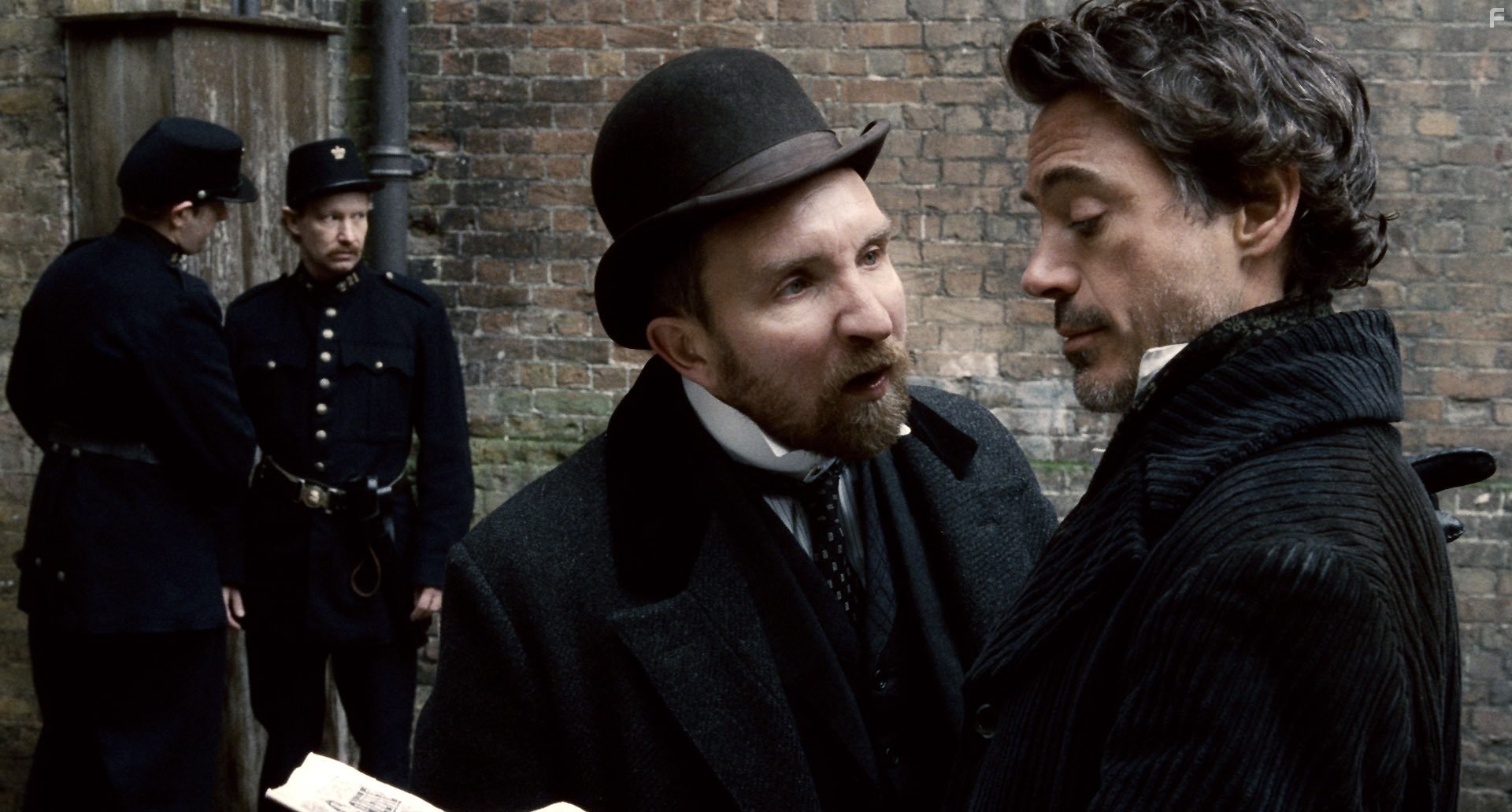 Robert Downey Jr. and Eddie Marsan in Шерлок Холмс (2009)