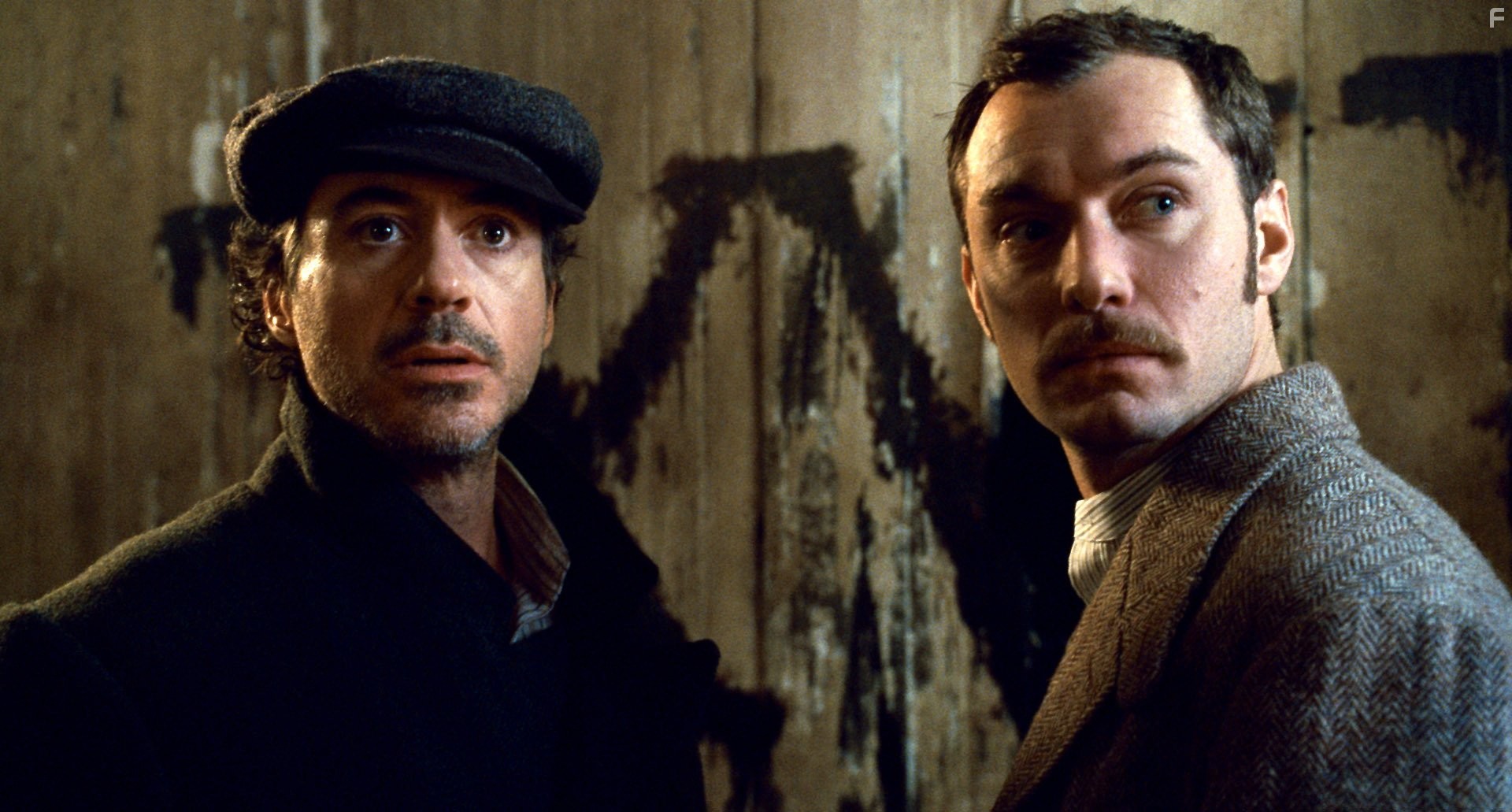 Jude Law and Robert Downey Jr. in Шерлок Холмс (2009)