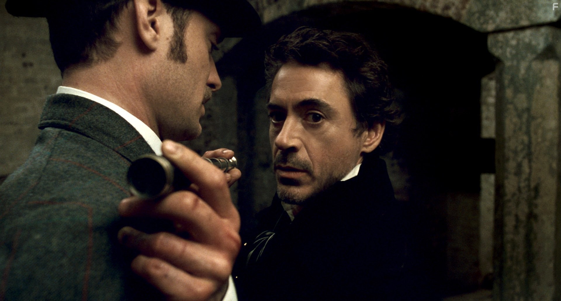 Jude Law and Robert Downey Jr. in Шерлок Холмс (2009)