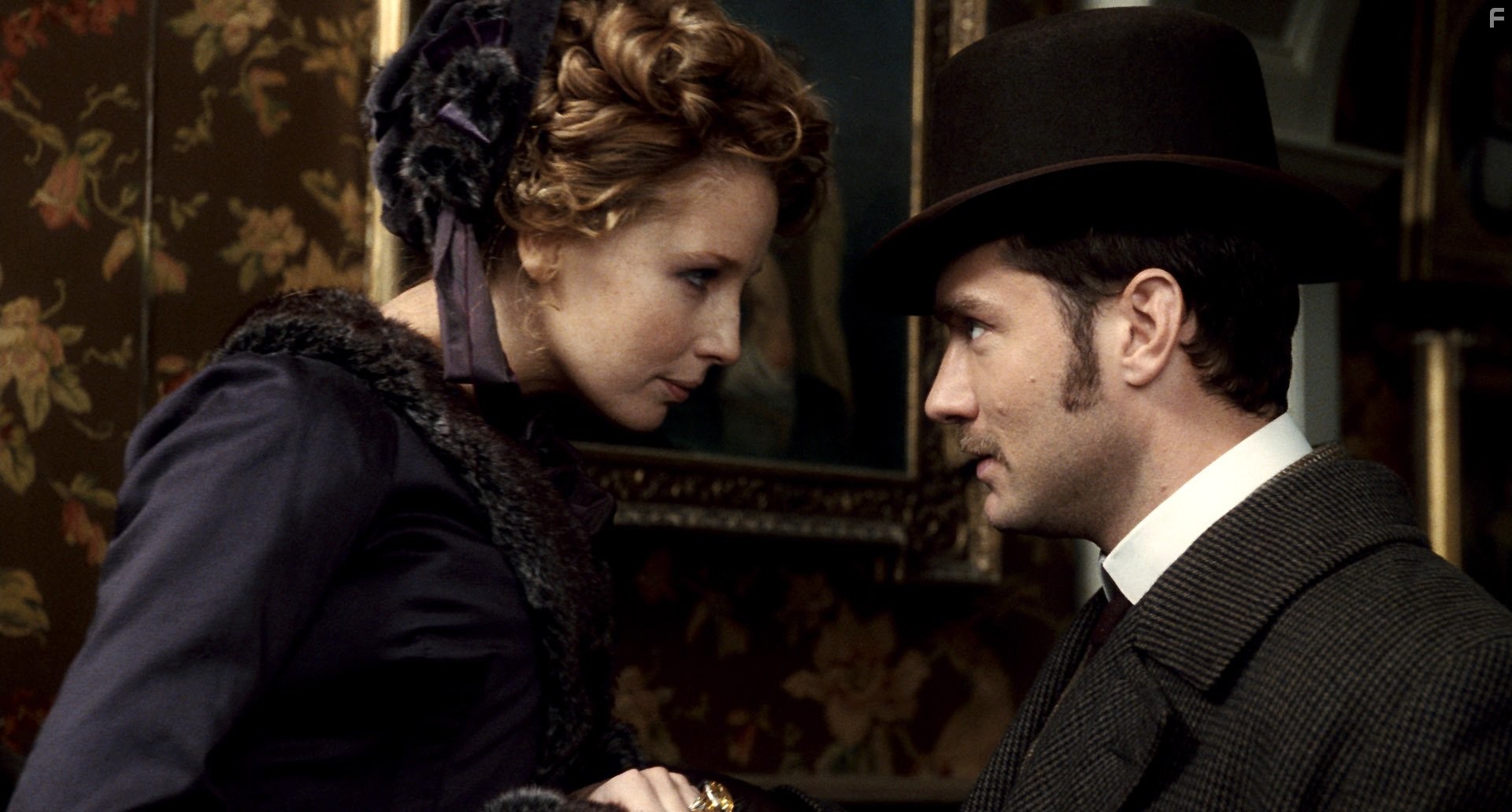 Jude Law and Kelly Reilly in Шерлок Холмс (2009)