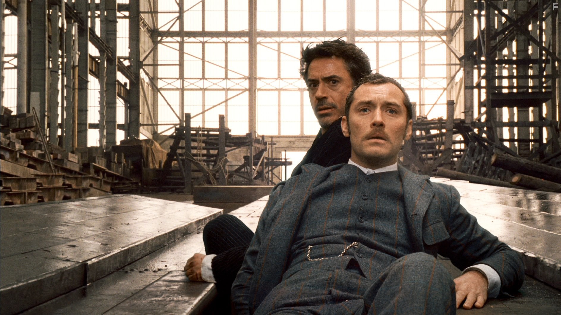 Jude Law and Robert Downey Jr. in Шерлок Холмс (2009)