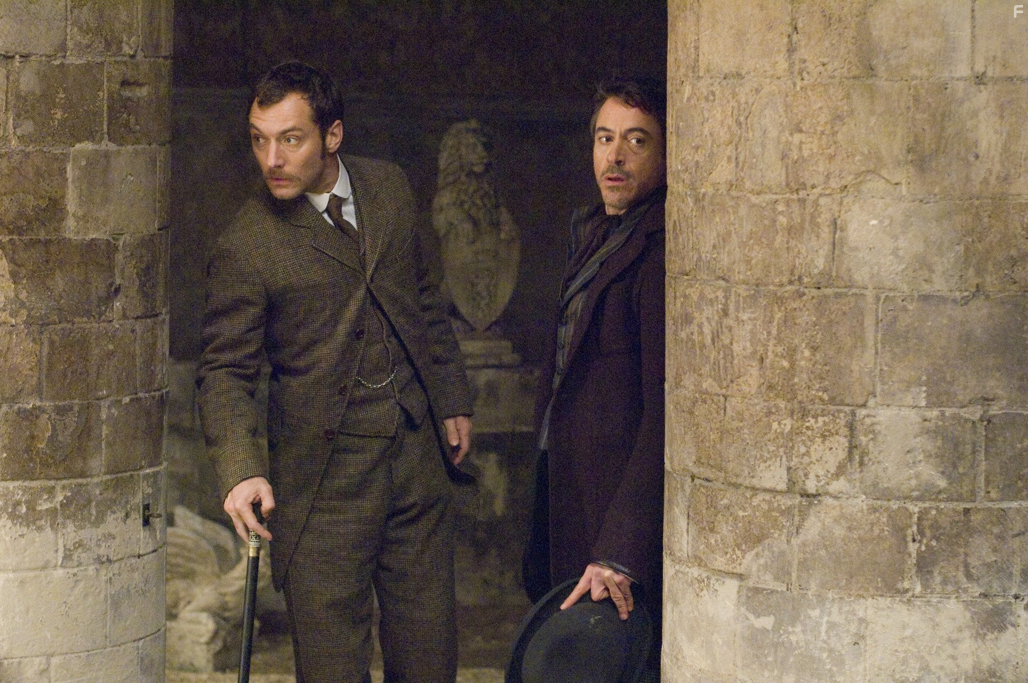 Jude Law and Robert Downey Jr. in Шерлок Холмс (2009)