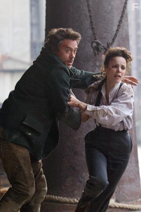 Robert Downey Jr. and Rachel McAdams in Шерлок Холмс (2009)