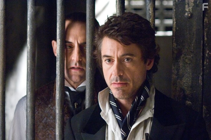 Robert Downey Jr. and Mark Strong in Шерлок Холмс (2009)