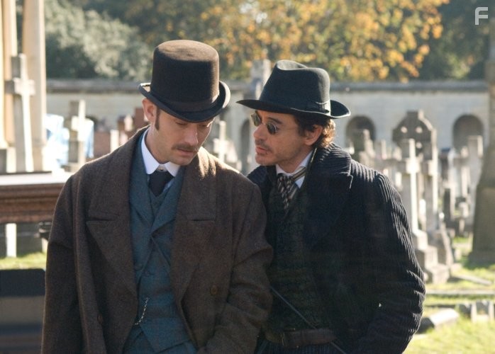 Jude Law and Robert Downey Jr. in Шерлок Холмс (2009)